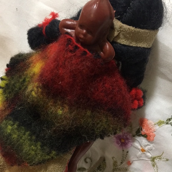 Cutest Carlson doll. Indian princess with papoose. Amazing detail and quality - Picture 6 of 16